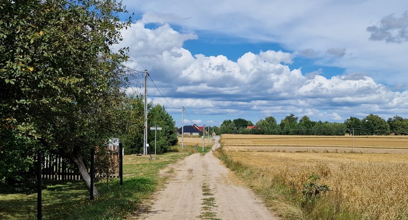 Ulicę Kwiatową w Osiu wreszcie pokryje asfalt. Czekali na to mieszkańcy