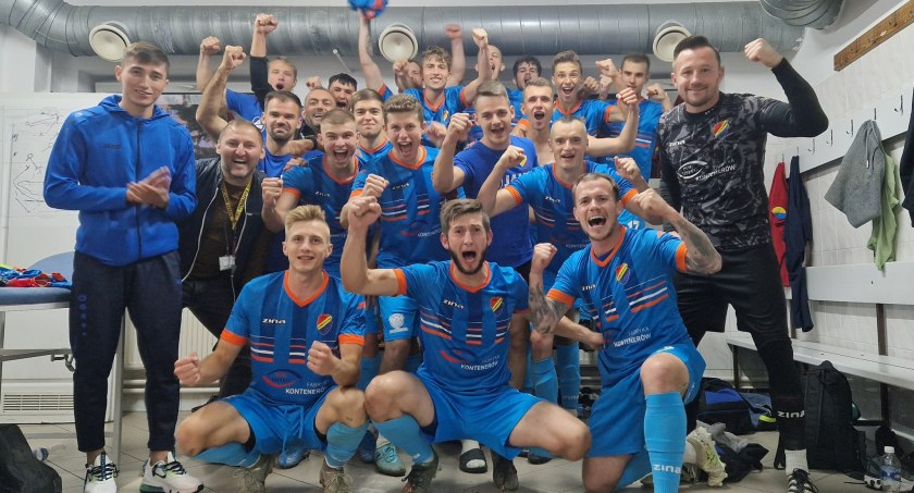 Pierwsza wygrana Pomorzanina Serock, Start Pruszcz jako pierwszy ograł lidera z Brodnicy