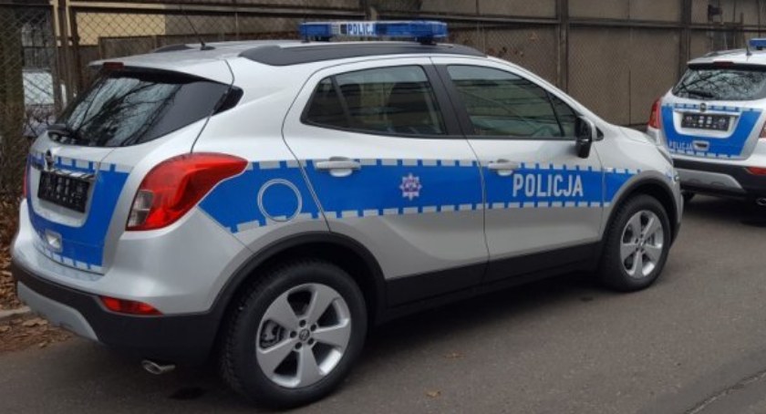 O mały włos nie rozbił auta na parkingu. Zatrzymał go policjant po służbie