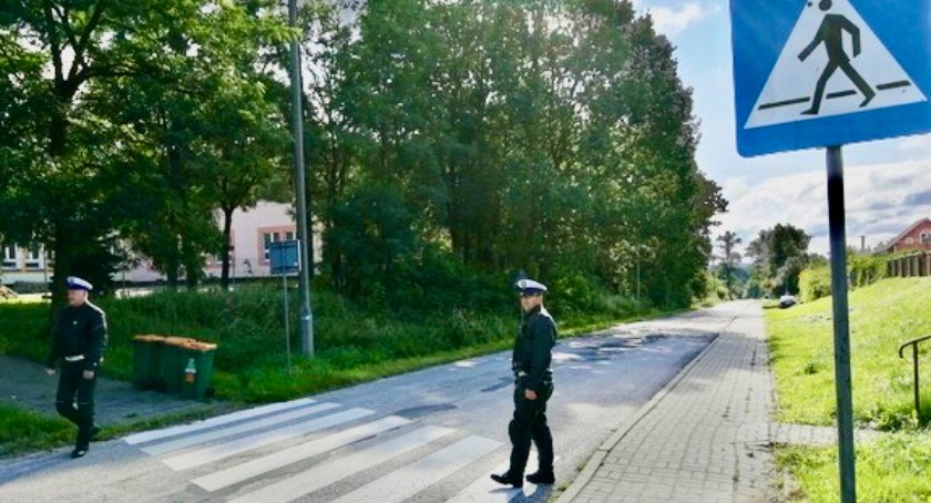 Pędzące samochody w okolicach szkoły. W ręce policjantów w krótkim czasie wpadło ośmiu kierowców
