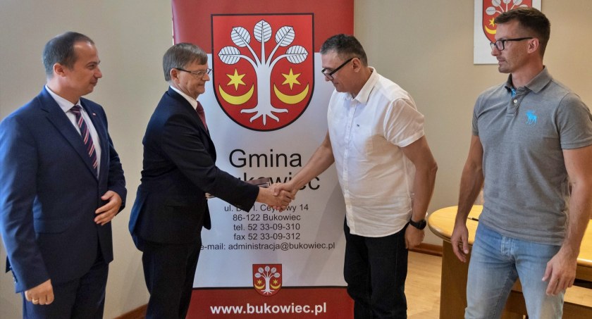 Umowa na rozbudowę szkoły w Przysiersku podpisana. Gmina pozyskała ponad 11 milionów złotych na inwestycję