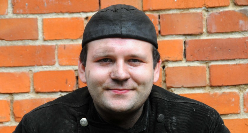 Bartosz Piotrowski, mistrz kominiarski ze Świecia opowiada o swojej pracy. Jesienią ma ręce pełne roboty