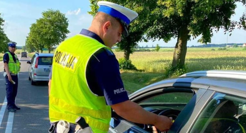 Kompletnie pijana kobieta wiozła dwójkę dzieci. Rozbiła auta na autostradzie