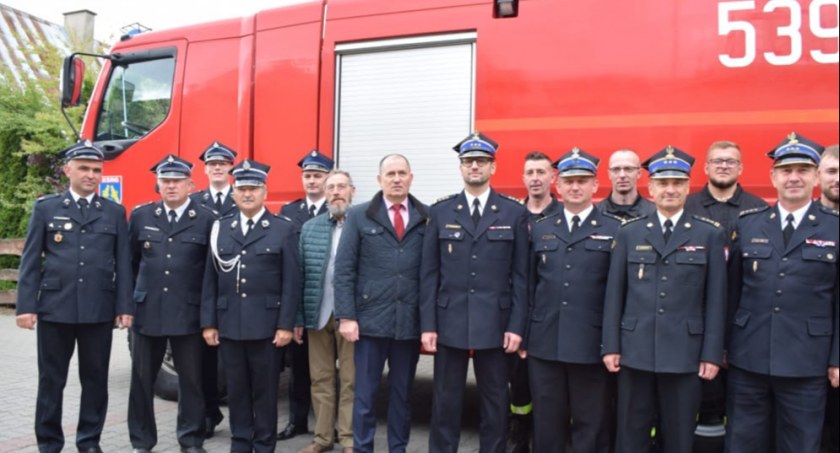 Przekazanie wozu strażackiego dla druhów z OSP KSRG Osie. To ciężki samochód ratowniczo-gaśniczy [ZDJĘCIA]