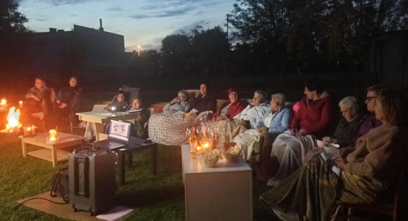 Plenerowe kino dla seniorek. - To uczestnicy spotkania stworzyli niezapomniany klimat