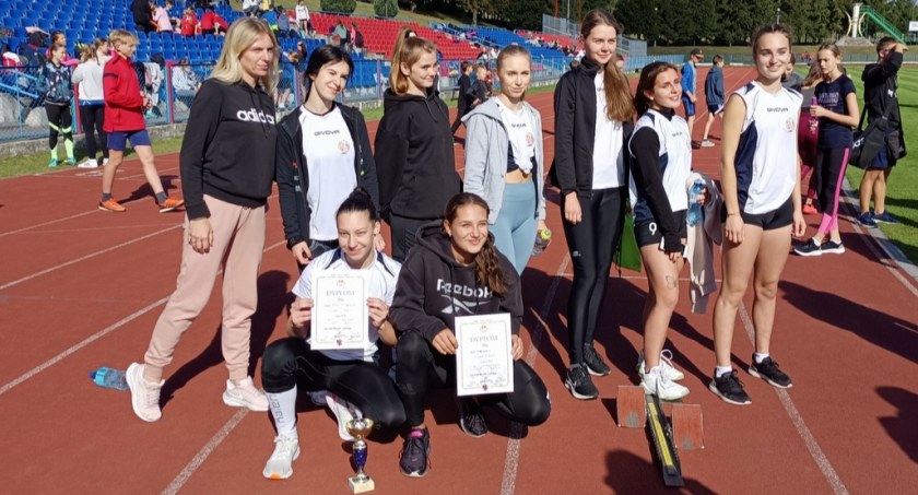 Powiatowy festiwal sztafet Licealiady w Świeciu – młodzież biegała na 100 i 400 m [ZDJĘCIA, WYNIKI]