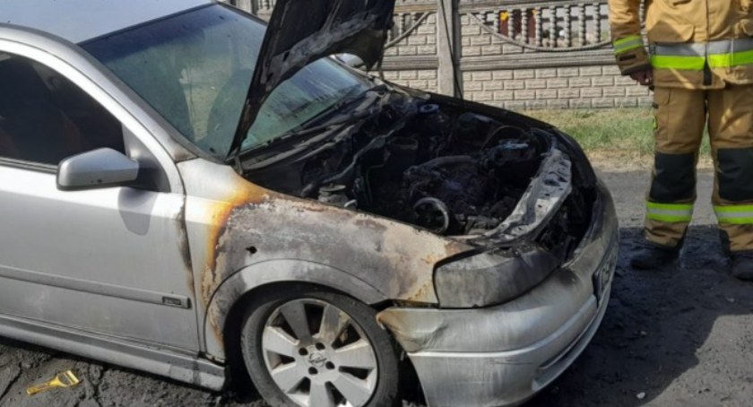 Pożar przy ul. Wyszyńskiego w Świeciu. Zapaliło się auto osobowe