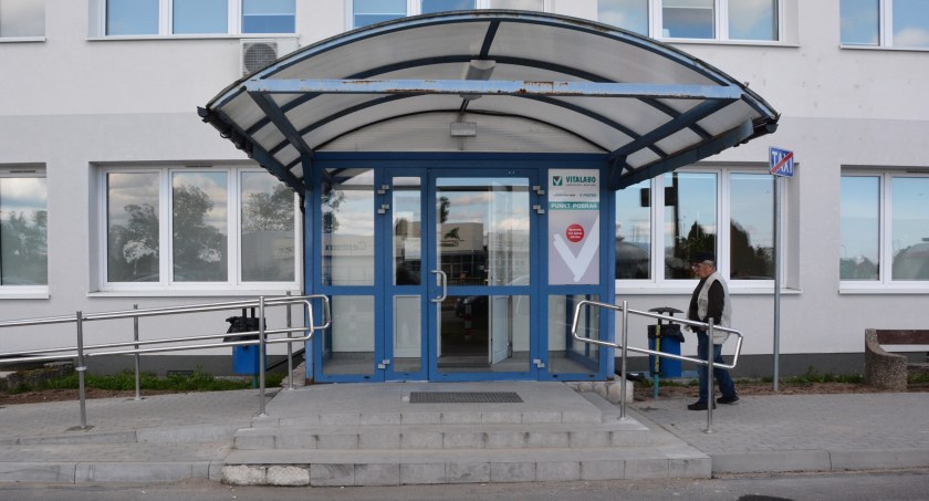 Niepełnosprawni mają problem z dostaniem się do szpitala w Świeciu. Osoby na wózku muszą się nagimnastykować