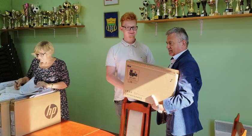 Wójt Świekatowa przekazał laptopy i komputery. Na ten cel pozyskano 137 tys. zł