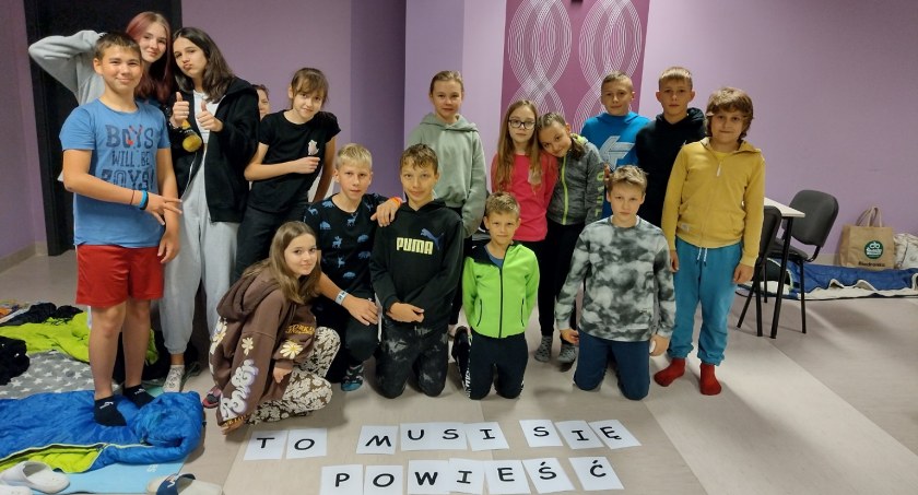 Noc w bibliotece w Bukowcu. Była gra terenowa, kalambury i książkowe domino [ZDJĘCIA]