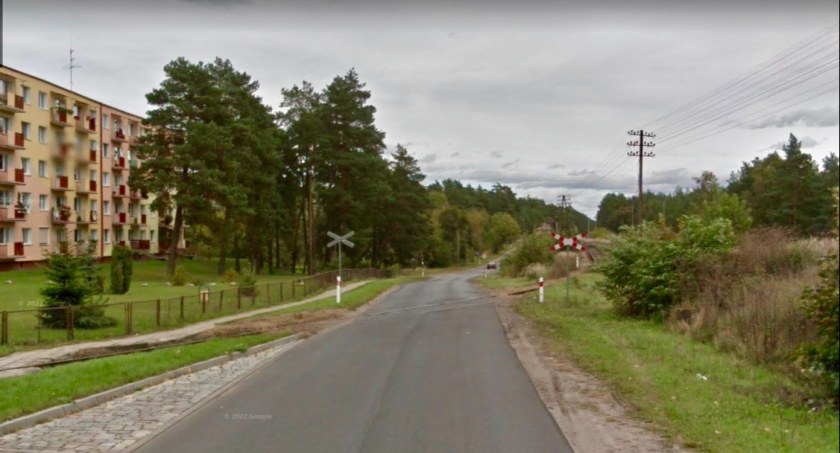 Drogowcy przyglądają się torom w Grupie. Często dochodzi tam do wypadków z udziałem pieszych i rowerzystów