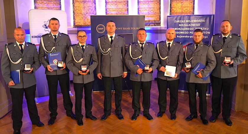 Sześciu policjantów z nagrodami. Wszyscy ratowali życie ludziom, którzy przechodzili załamanie