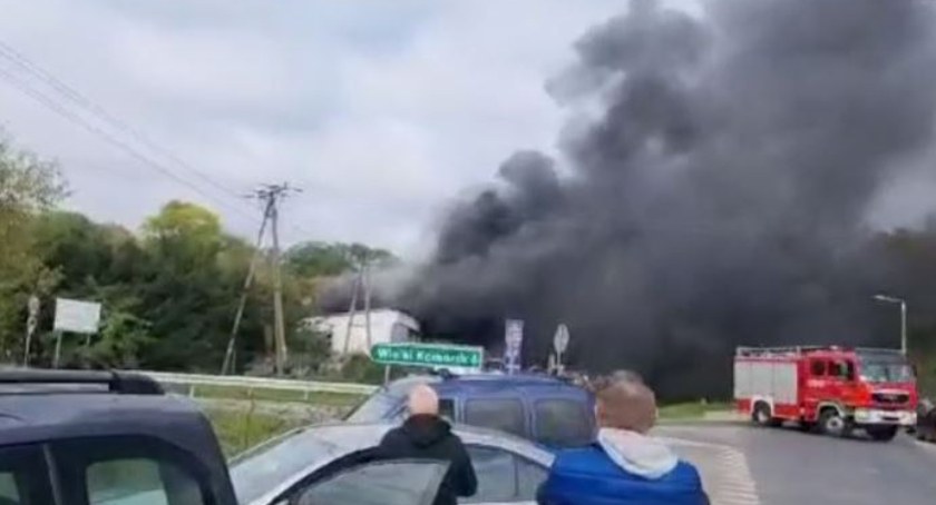 Pożar w warsztacie samochodowym. Gdy pojawił się ogień, w środku były cztery auta [AKTUALIZACJA]