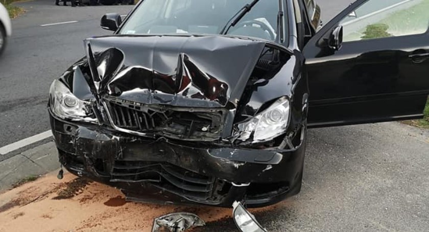 Kolizja w Sulnówku. Skoda zderzyła się z fordem