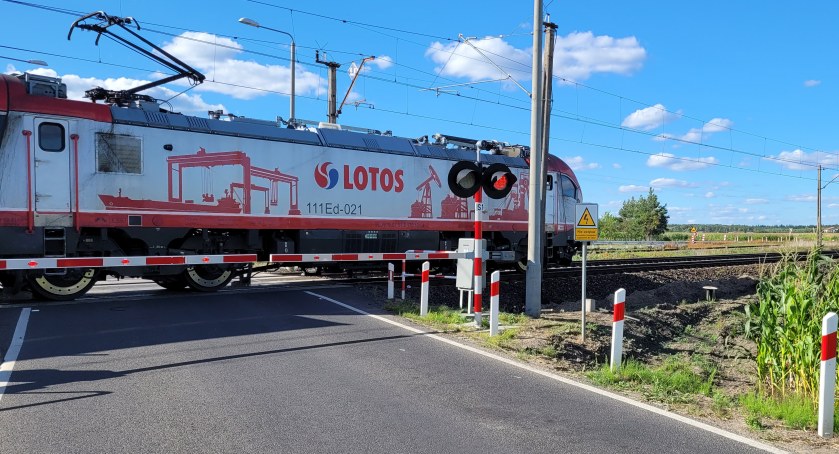 Mieszkańców gminy Jeżewo złoszczą korki na przejazdach kolejowych. - Jeździ coraz więcej pociągów towarowych - skarżą się ludzie
