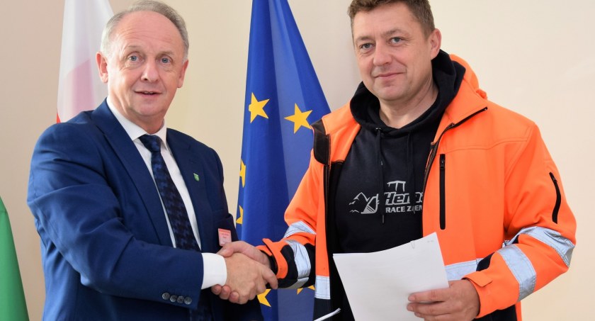 Droga w Niewieścinie przejdzie remont. Burmistrz podpisał umowę