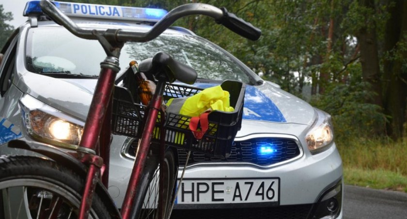 Pijany rowerzysta omal nie doprowadził do zderzenia z osobówką. Kierowca samochodu najadł się strachu