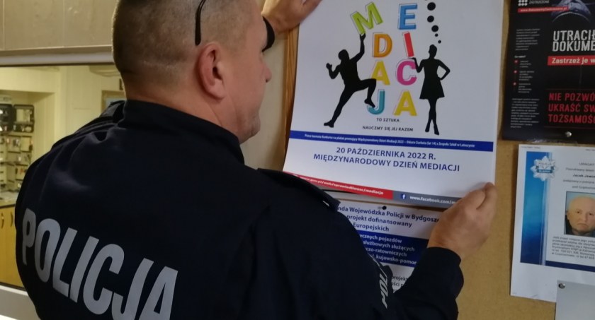 Trwa tydzień mediacji w Świeciu. - To najtańszy i najszybszy sposób rozwiązywania konfliktów - zachęcają policjanci