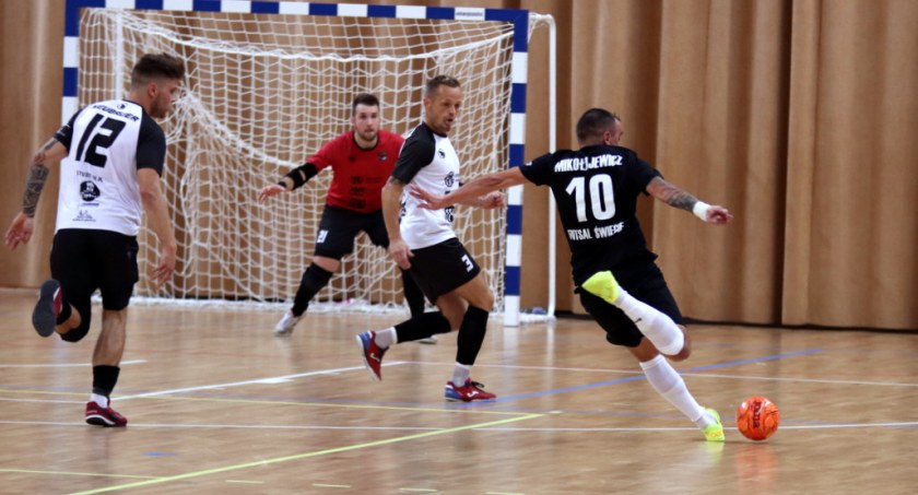 Zwycięski prezent na 40-tkę trenera. Futsal Świecie wygrał w końcu we własnej hali [ZDJĘCIA]