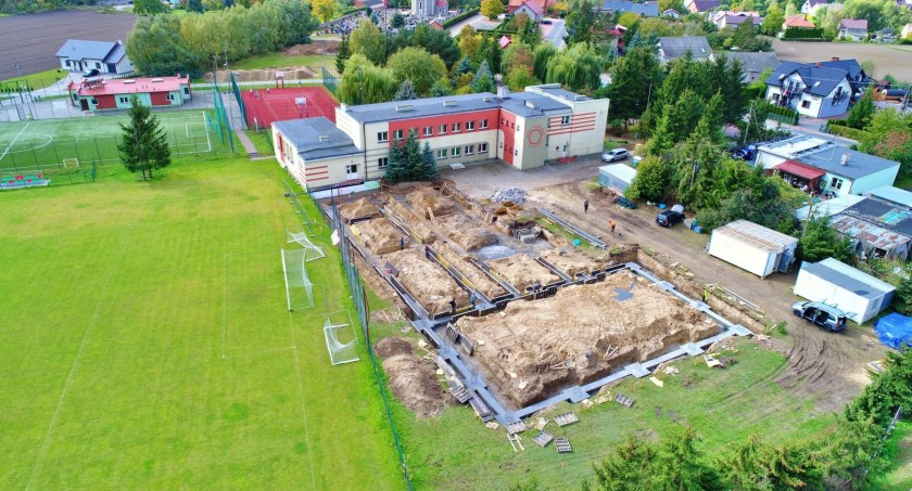Trwa rozbudowa szkoły w Przysiersku. Gmina na inwestycję pozyskała ponad 11 milionów złotych