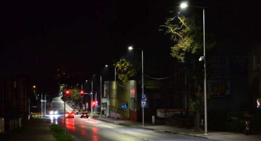 Czemu lampy świecą w dzień? Miasto planuje jak oszczędzać energię
