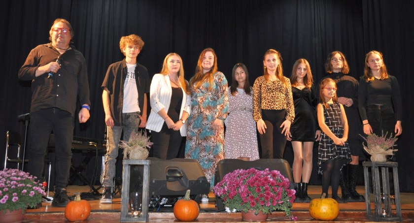 Koncert jesienny w Domu Kultury w Serocku. Na scenie pojawiło się 10 wykonawców [ZDJĘCIA]