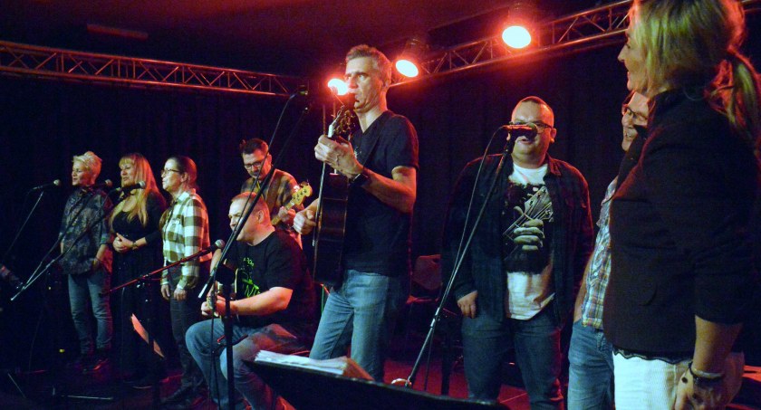 Koncert Jesienne Malowanie był okazją do cennych i co pokazała publiczność, potrzebnych powrotów. W Świeciu potrzeba poezji śpiewanej [ZDJĘCIA]
