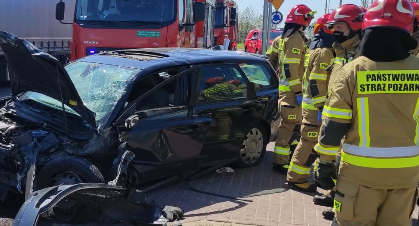 Samochód osobowy dachował na drodze S5 na wysokości Gruczna. Ruch odbywał się jednym pasem