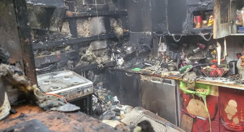 Pożar domu w Wiągu. Jedna z osób została ewakuowana przez strażaków [AKTUALIZACJA, RUSZYŁA ZBIÓRKA]