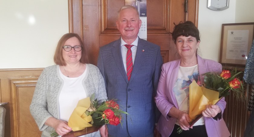 Spotkanie z dyrektorami szkół i przedszkola w gminie Nowe. Burmistrz wręczył nagrodę i powołania na następne kadencje