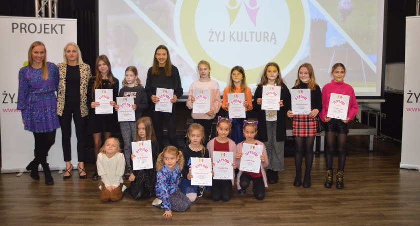 Świecie do góry nogami, czyli młode akrobatki wystąpiły w filmie. Zobaczyliśmy kulisy [ZDJĘCIA]