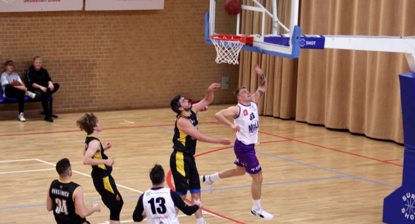 Koszykarze ŚKK Świecie zarzucili „trójkami” Basket 2010 Kruszwica [ZDJĘCIA]