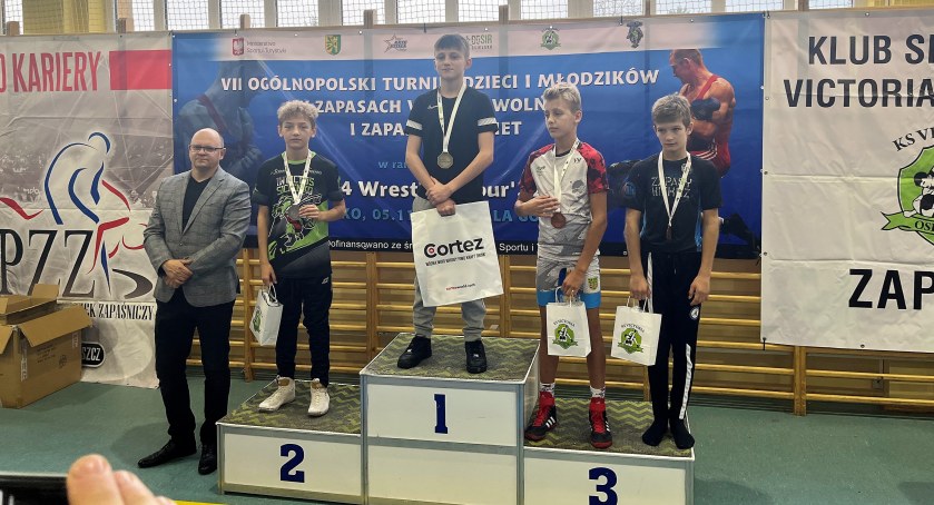 Młodzi zapaśnicy z powiatu świeckiego walczyli w Osielsku. Przywieźli pięć medali