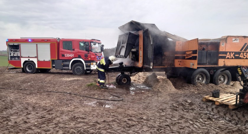 Pożar rębaka do drewna. Strażacy w porę przybyli z pomocą