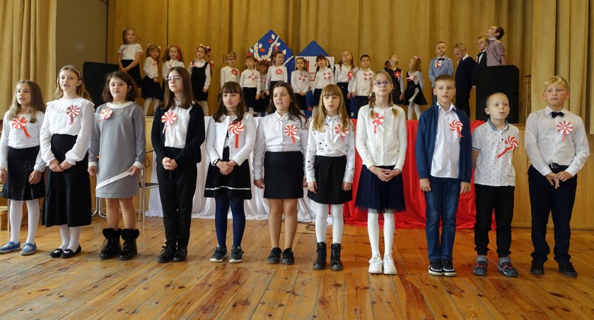 Apel upamiętniający 104. rocznicę odzyskania przez Polskę niepodległości. Uroczystość w SP w Łowinku [ZDJĘCIA]