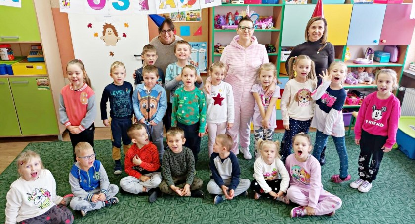 Międzynarodowy Dzień Postaci z Bajek w SP w Różannie. Jedna z nauczycielek zrobiła dzieciom wyjątkową niespodziankę