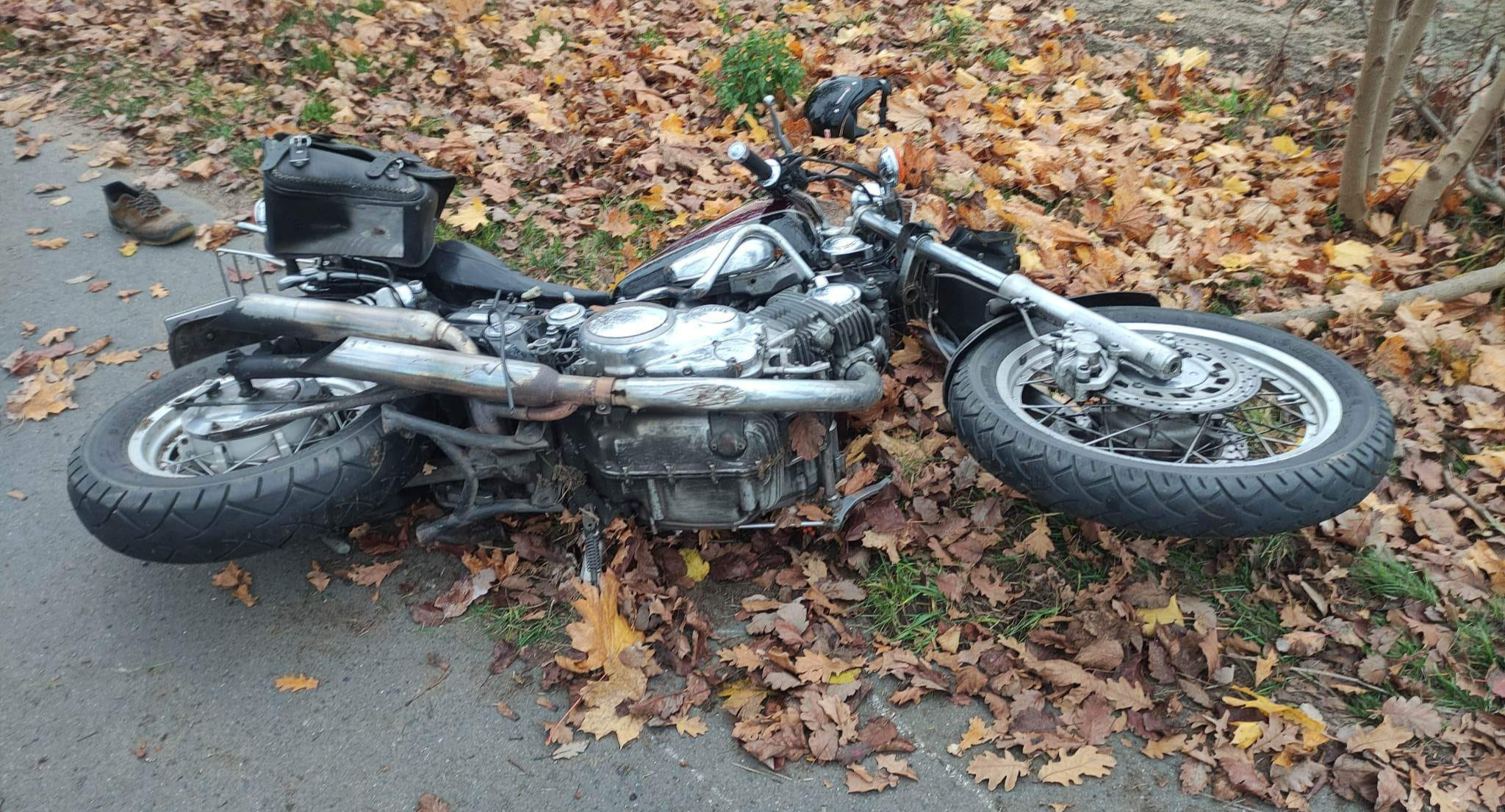 Motocyklista uderzył w drzewo. Na czas akcji ruch na drodze został wstrzymany
