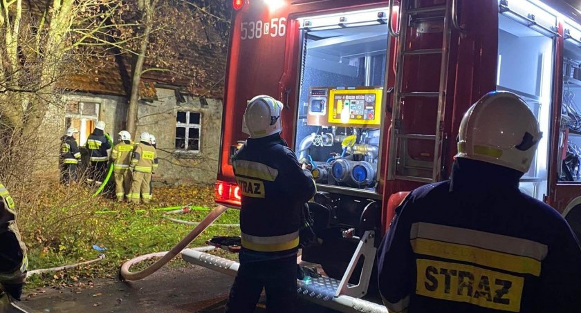Pożar opuszczonego domu. Strażacy mówią, że to mogło być podpalenie