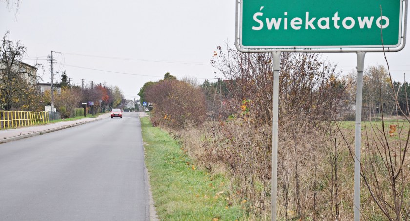 Kierowcy pędzą na ul. Koronowskiej w Świekatowie. Mieszkańcy obawiają się o swoje bezpieczeństwo