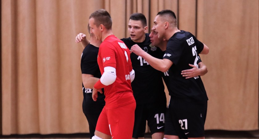 Dwie czerwone kartki, zdobyta twierdza Futbalo, czyli Futsal Świecie wygrał w Białymstoku