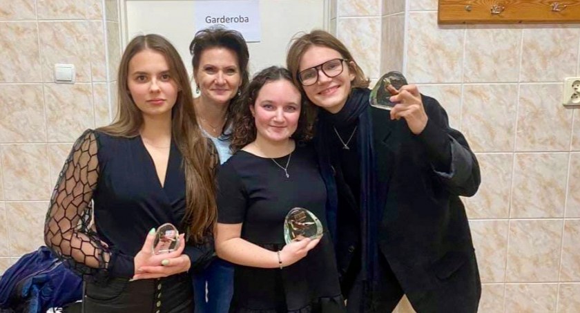 Wokaliści SOK Stokrotka z nagrodami. Sukces podczas XIV Ogólnopolskiego Młodzieżowego Festiwalu Piosenki Hoffer Superhit Festival Działdowo 2022