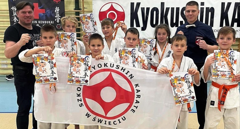 Młodzi karatecy ze Świecia przywieźli osiem medali z turnieju w Czaplinku