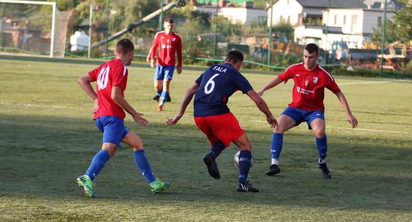 W sobotę na boisku ze sztuczną murawą w Świeciu zagra IV liga i A klasa