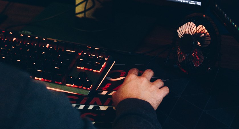 Przypadki oszustw internetowych w naszym powiecie. Policja przypomina o zasadach bezpieczeństwa w cyberprzestrzeni