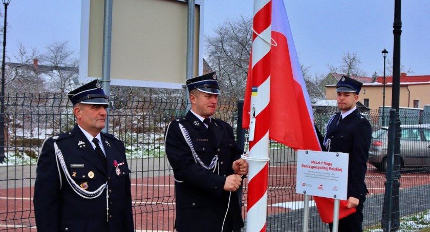 Uroczyste podniesienie flagi państwowej przed budynkiem przedszkola w Bukowcu. Inwestycje sfinansowano z projektu Projekt Pod biało-czerwoną