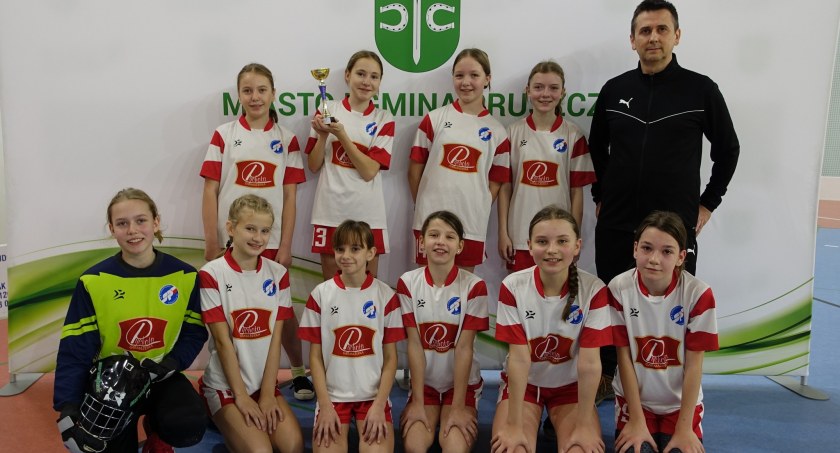 Dziewczęta z Niewieścina i chłopcy z Pruszcza najlepsi w powiecie świeckim w Igrzyskach Dzieci w unihokeju