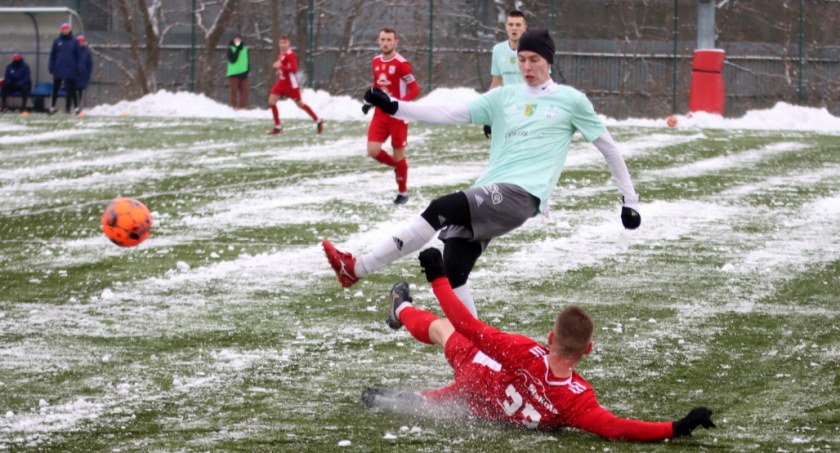Wda Świecie w śnieżnym klimacie pokonała Sportis SFC Łochowo [ZDJĘCIA]
