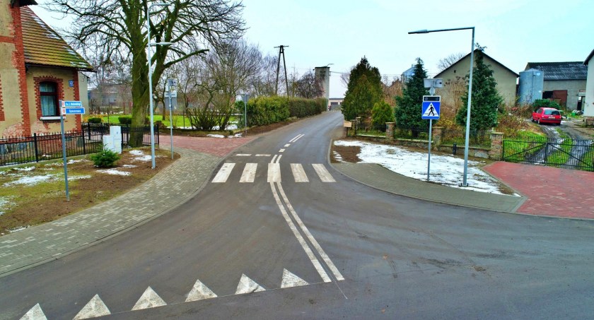 Kolejne drogi z asfaltem. Wyremontowano ulice ks. Wedrowskiego w Przysiersku i Wrzosową w Bukowcu