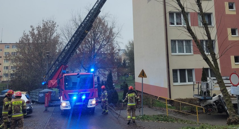 Pożar elewacji bloku mieszkalnego. Poszkodowany został 59-letni mężczyzna