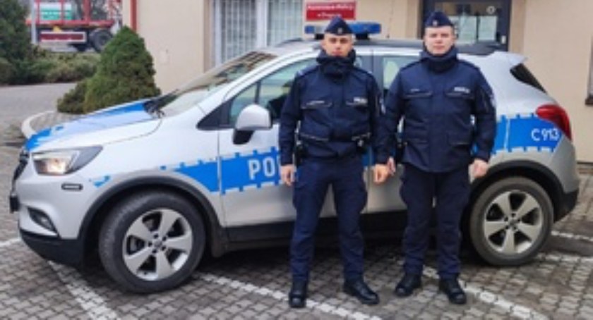 Policjanci zauważyli dziwne zachowanie kierowcy. Interwencja uratowała mężczyźnie życie